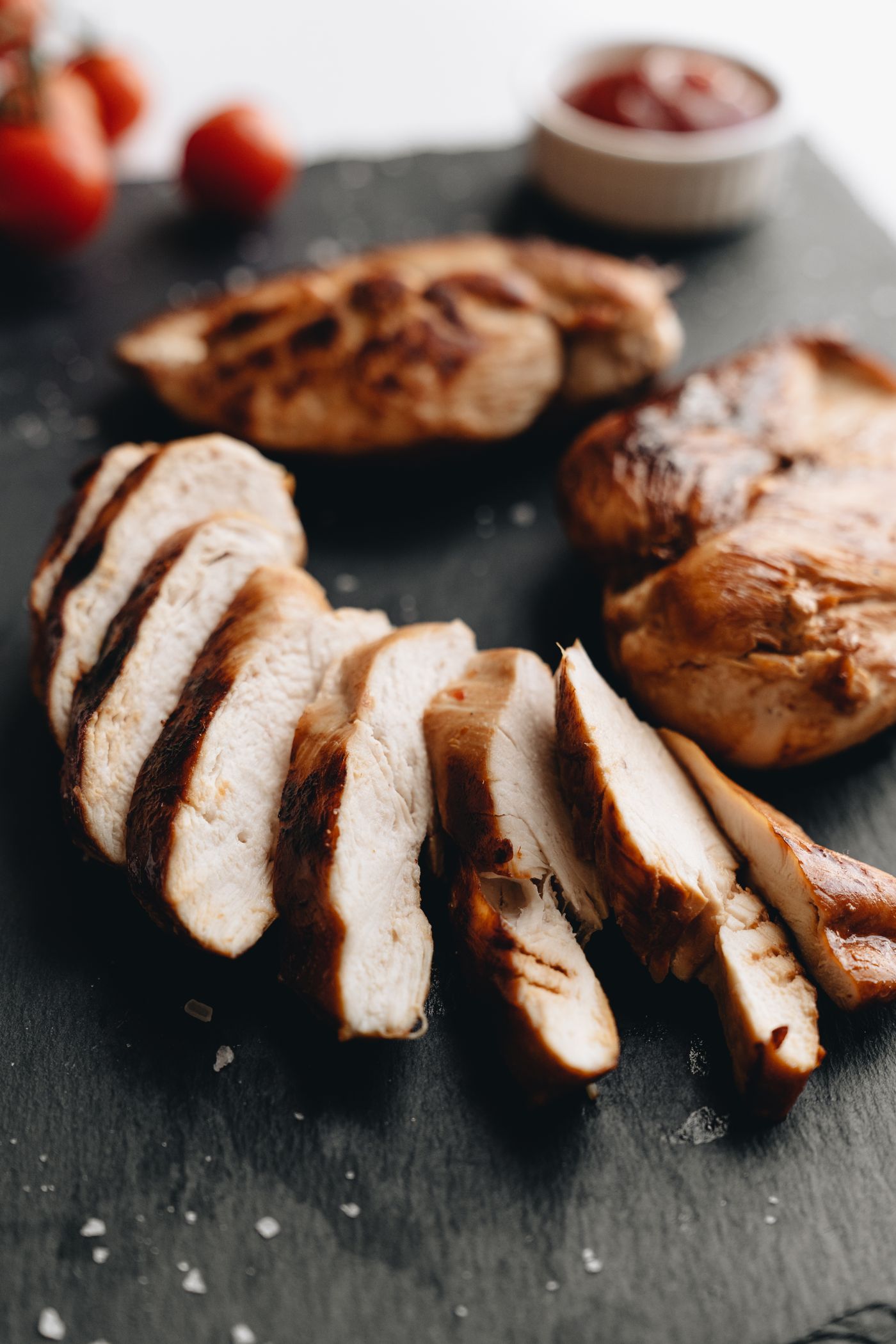 Pokrojona grillowana pierś z kurczaka na łupku
