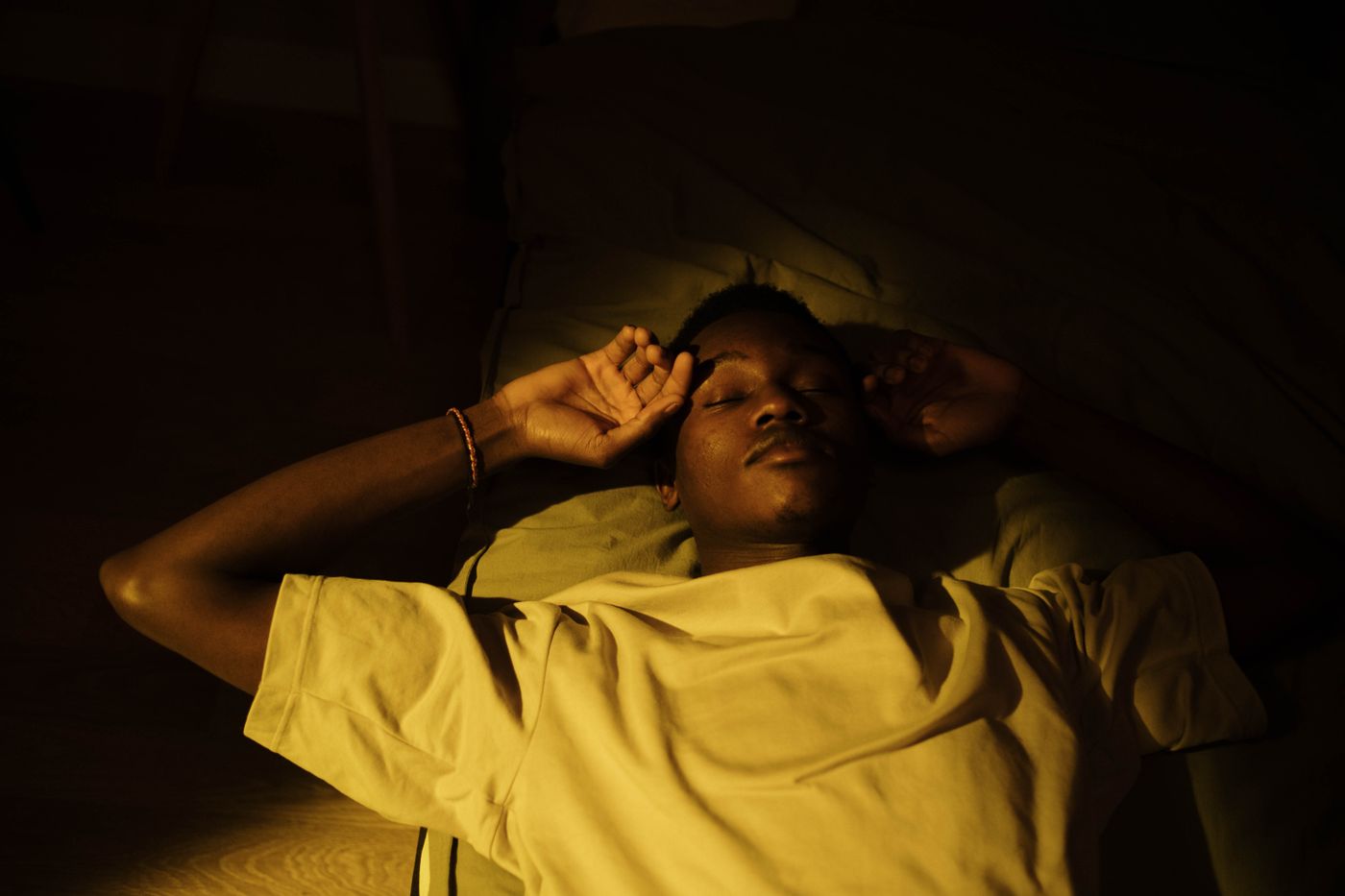 Mężczyzna śpiący spokojnie w ciepłym świetle